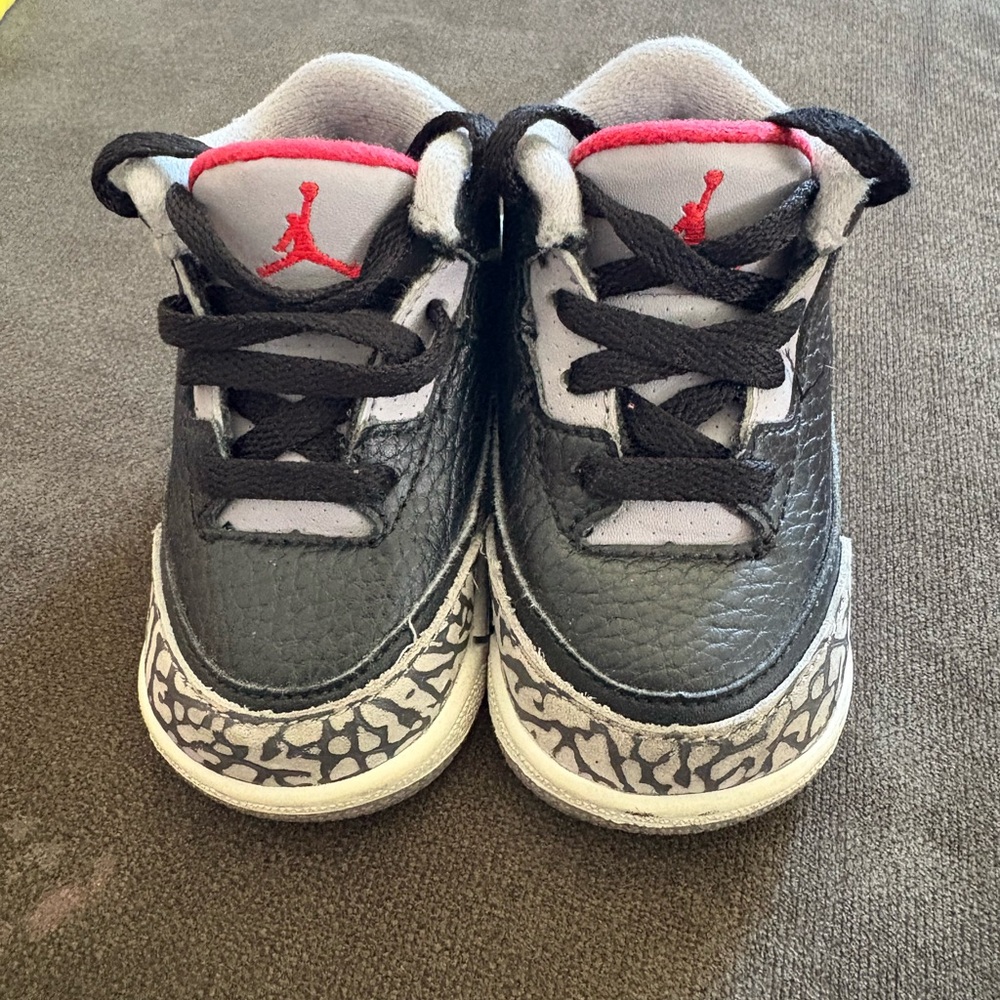 Jordan Black and White Sneakers with Classic Silhouette